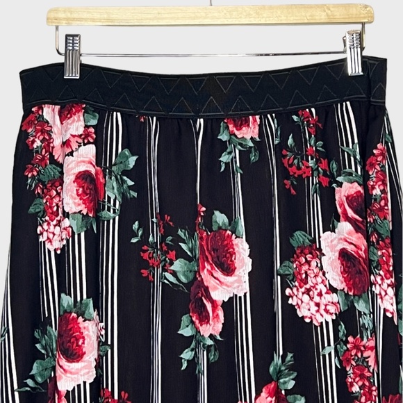 LuLaRoe Lola Skirt - Black White Striped Floral Design NWOT - Picture 5 of 9